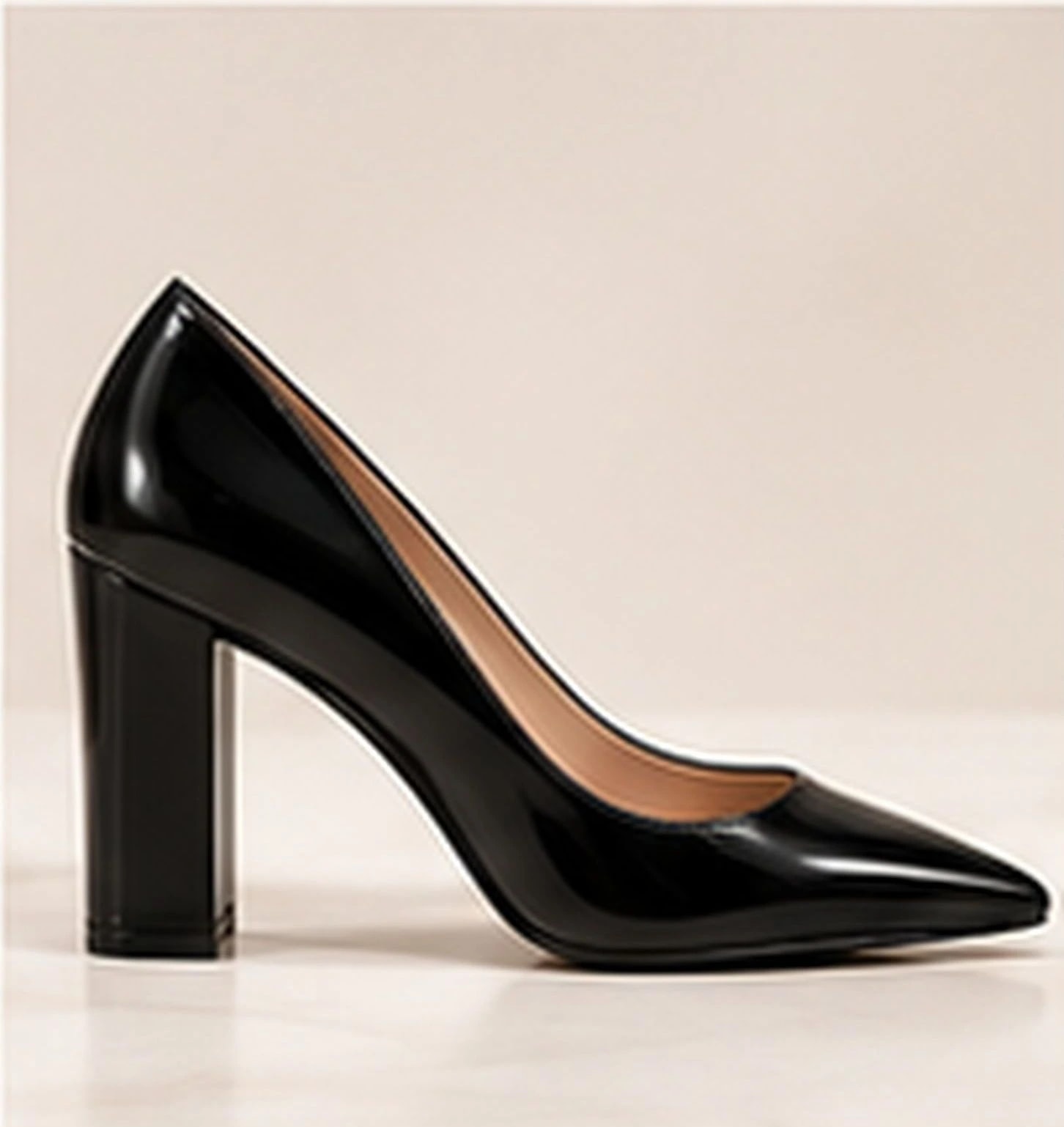 Valencia Block-Heel Pump in Noir, from the side
