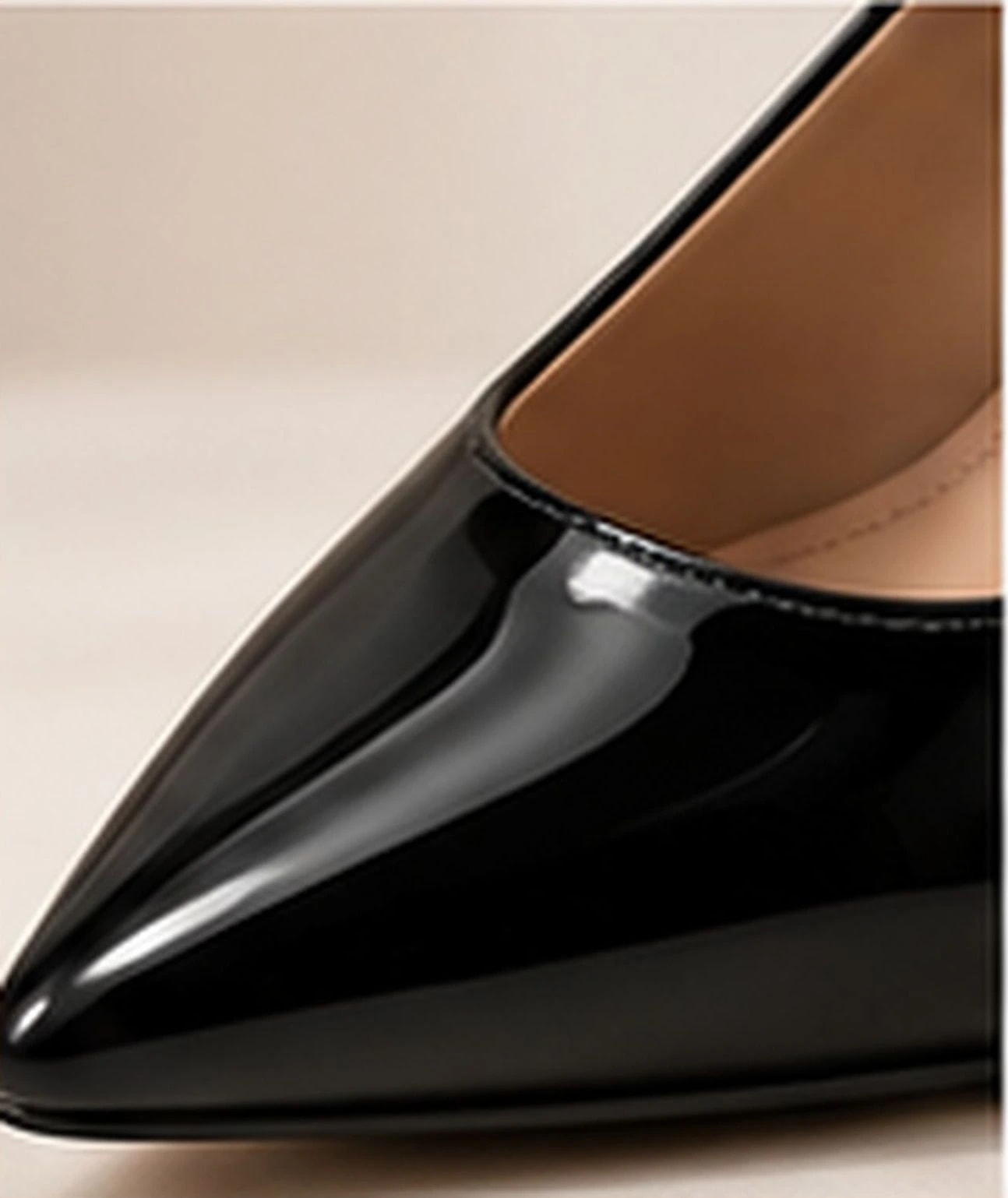 Valencia Block-Heel Pump in Noir — close detail
